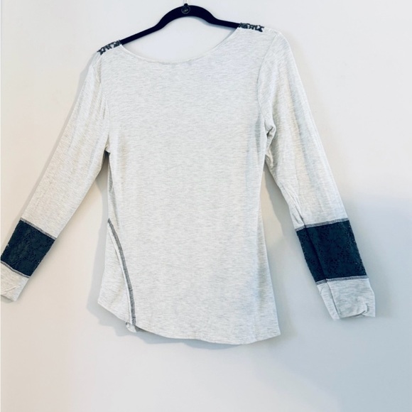 VENUS Cream Long Sleeve Top with Dark Charcoal Lace Accents Sixe L - Picture 3 of 12